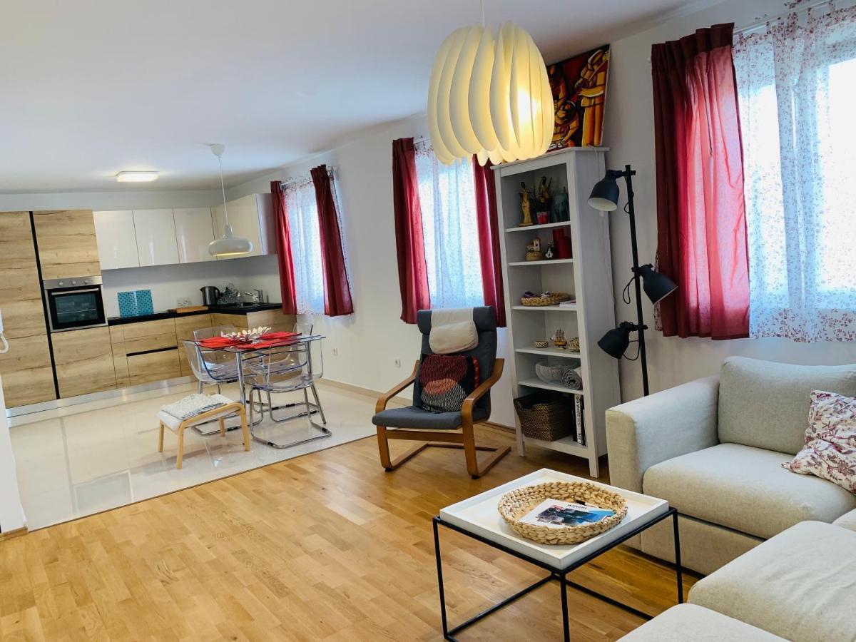 Apartman Marley Apartment Кострена Екстериор снимка